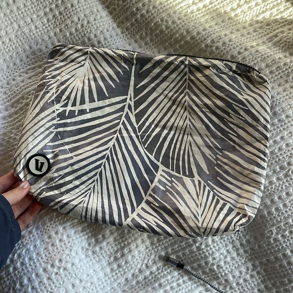 Aloha x Vuori mid sized pouch - Picture 1 of 2